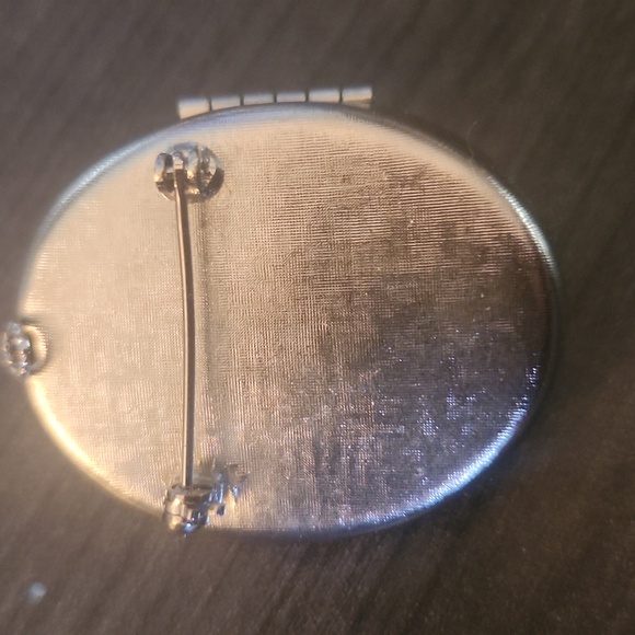 Vintage 1966 Avon Perfume Compact Brooch/Locket - Picture 2 of 3